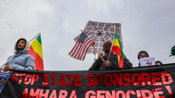 واشنطن  - 17 ديسمبر: يشارك أفراد الجالية الإثيوبية في احتجاج يدعو إلى وقف ضربات الطائرات بدون طيار على المدنيين في منطقة أمهرة بإثيوبيا في البيت الأبيض في 17 ديسمبر 2023 في واشنطن العاصمة(Photo by J. Countess/Getty Images)